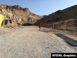 «Дача», розташована в біосферному заповіднику. Посеред дороги встановили блокпост