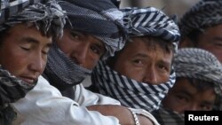 شماری از کارگران روزمزد در انتظار دریافت کار. عکس از آرشیف