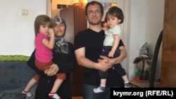 Рустем Якубов у себе вдома у Дрогобичі з дітьми і дружиною Ельзарою