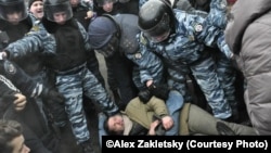 Cутичка активістів і «Беркута» в Гостиному дворі, Київ, 18 лютого 2013 року (©Alex Zakletsky)
