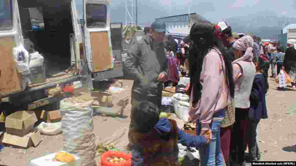 Базарда жүздөн ашык сатуучу соода кылат.