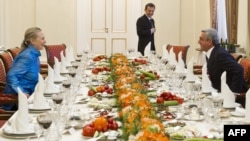 ՀՀ նախագահ Սերժ Սարգսյանը և ԱՄՆ պետքարտուղար Հիլարի Քլինթոնը պաշտոնական ընթրիքի սեղանի շուրջ, Երևան, 4-ը հունիսի, 2012թ․ 