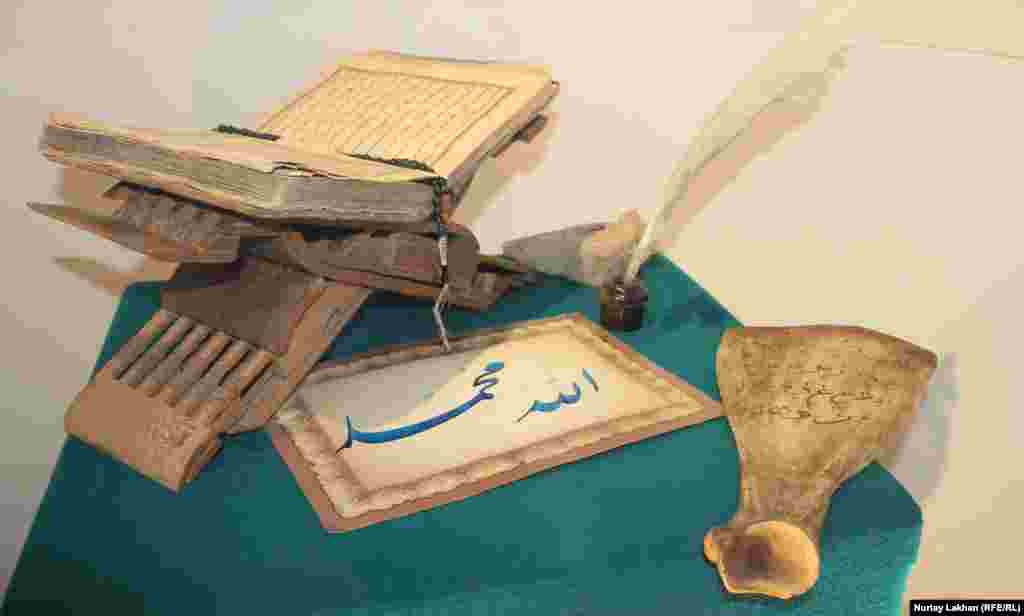 Экспонаты выставки &laquo;Ценности исламской культуры&raquo;.