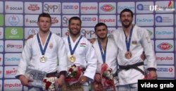 Комроншоҳ дар вазни то 90 кило рақобат кард.