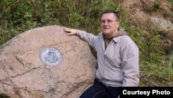 Зьміцер Дзядзенка ля памятнага знака Канстанціну Астроскаму. Архіўнае фота