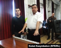 БШК мүчөсү Жеңиш Акматов талапкерлер ортосунда чүчү кулак кармоону баштоо алдында, 10-октябрь.