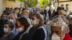 С 23 апреля в Чехии началось массовое тестирование на коронавирус. На этой фотографии – очередь желающих сдать анализ.