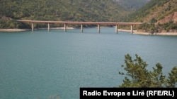 Водойма відома в Сербії як озеро Ґазивода, а в Косово – як озеро Уджман. Дві держави не можуть дійти згоди щодо його назви