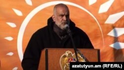 «Ժառանգության» առաջնորդը ելույթ է ունենում Ազատության հրապարակում: 7-ը դեկտեմբերի 2015 թ․