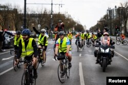Велосипедисти от Сърбия пристигат в Будапеща по време на протестното си велошествие в посока към Страсбург, 5 април 2025 г.