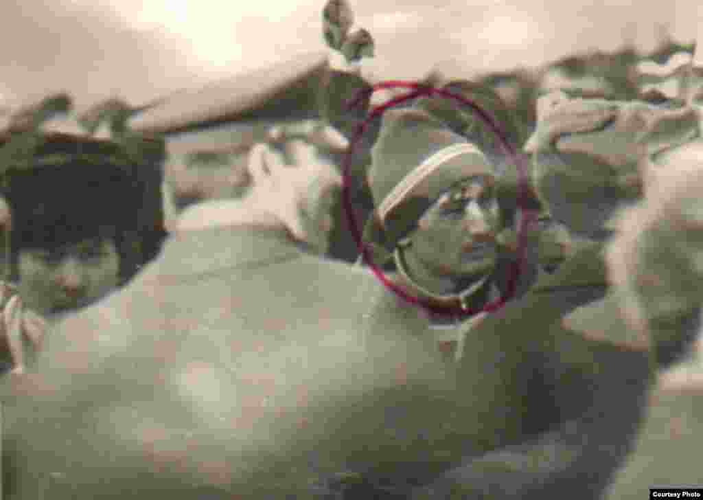 1986-жылы декабрда Алматыда болгон улуттук каршылык окуялары - Лицо участника Декабрьского восстания казахской молодежи на фотографии с места события кем-то отмечено ручкой. Алматы, декабрь 1986 года. Фотокопия из Центрального государственного архива Алматы.