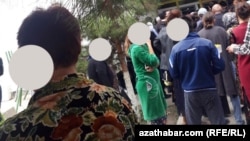 Türkmenabatda ýüzlerçe adam bankomatyň öňünde nobata garaşýar. 5-nji aprel, 2020 ý.