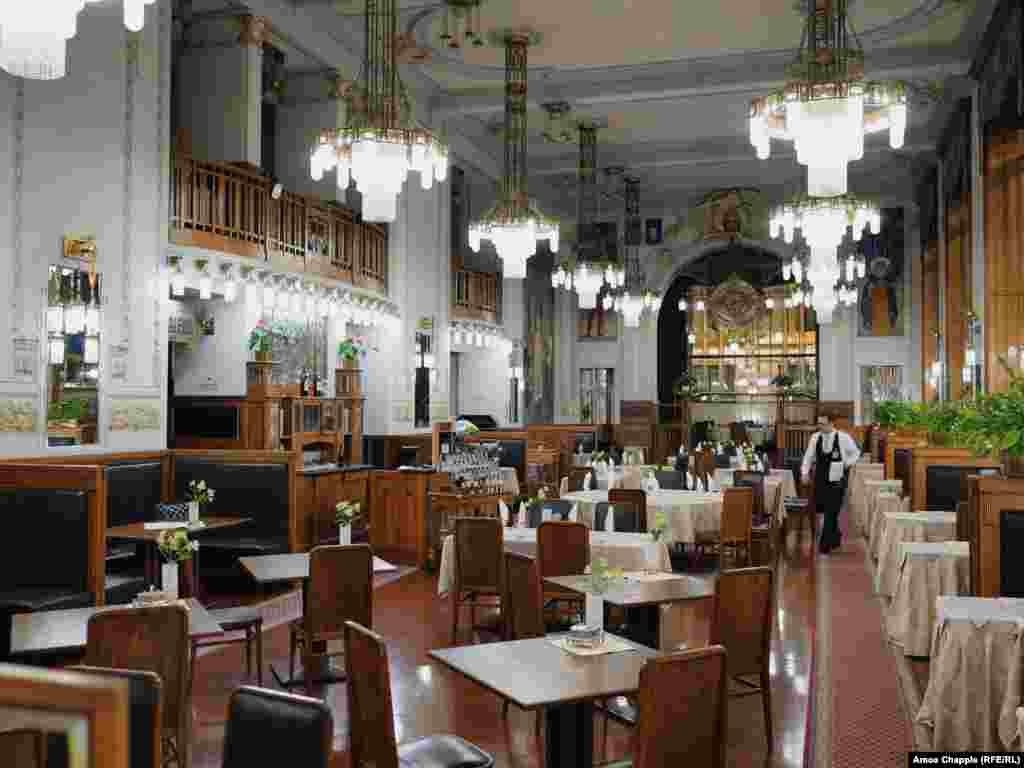 Праганын &quot;Эски шаар&quot;&nbsp; (&quot;Староместка&quot;) бөлүгүндөгү ресторан. 13-мартта кечки саат жетиде биздин сүрөтчү бул ресторанга баш багып, мында эки гана киши тамактанып жатканына күбө болду.&nbsp;