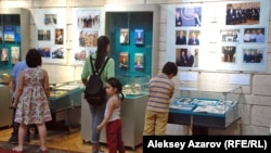 Из примерно полусотни посетителей на церемонии открытия выставки треть — учащиеся школ. Для них была проведена интерактивная игра на тему «Президент Казахстана». Алматы, 3 июля 2015 года.  