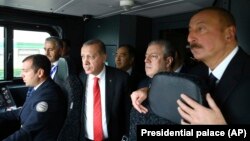 Президенты Турции (третий слева) и Азербайджана (справа) и премьер-министр Грузии (второй справа)  - первые пассажиры первого поезда «Баку-Тбилиси-Карс», Баку, 30 октября 2017 г. 