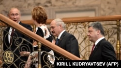 Беларус  --  Орус президенти Владимир Путин, ЕБнын тышкы саясат боюнча жогорку өкүлү Кэтрин Эштон, Беларус президенти Александр Лукашенко жана Украинанын президенти Петро Порошенко саммитке келди. Минск, 26-август, 2-14.