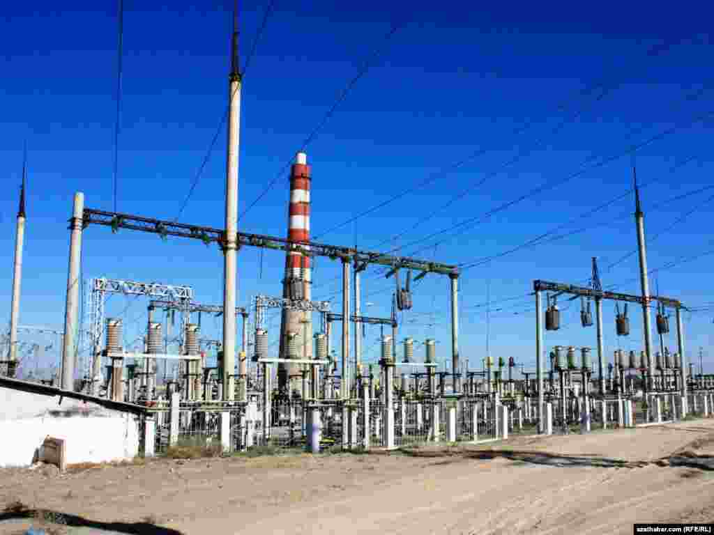 Aşgabadyň etegindäki elektrik stansiýasy, 2010-njy ýylyň dekabr aýy.