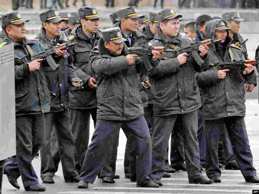 Ак үйдүн алдына чогулган демонстранттар менен милициянын куралдуу күчтөрү кагылышкан учур. &nbsp;