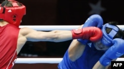 19 ýaşly boksçy Nursähet Pazzyýew (sagda) 75 kilograma çenli agramda türkiýeli Adem Klyjy bilen bäsleşdi.