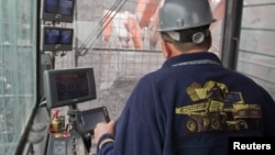 "Кумтөрдүн" кызматкери