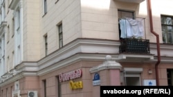 На бальконе дома, якія прылягае да плошчы, нехта вывесіў бялізну