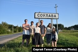 Паэты (зьлева направа) Артур Камароўскі, Міхал Бараноўскі, Васіліса Паляніна, Андрэй Анро, Ганна Шакель і Ганна Комар