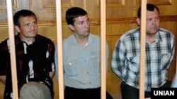 Володимир Топонар (ліворуч), Юрій Яцюк (центр) і Анатолій Третьяков під час судового засідання у справі трагедії на авіашоу