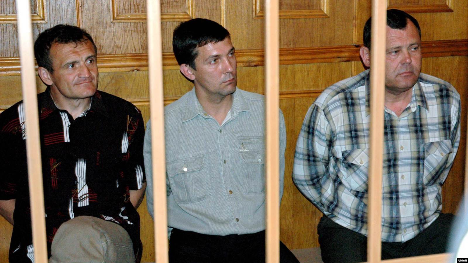 Владимир Топонарь (слева), Юрий Яцюк (центр) и Анатолий Третьяков во время судебного заседания по делу катастрофы на авиашоу