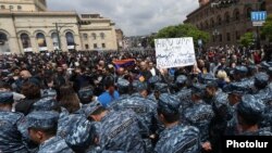 Armenia - Riot police confront protesters in Republic Square in Yerevan, 22 April 2018.