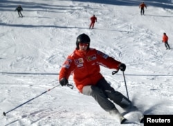 Горные лыжи - давнее хобби Шумахера. Январь 2005 года