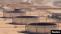 Нефтяные резервуары на перерабатывающем заводе «Болашак» на суше недалеко от месторождения Кашаган на шельфе Каспия