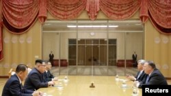 Түндүк Кореянын лидери Ким Чен Ын менен АКШнын Мамлекеттик катчысы Майк Помпеонун жолугушуусу. 9-май, 2018-жыл.