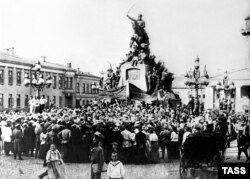Moskwa. Twer meýdançasy. Bolşewikler general Skobelewiň ýadygärliginiň öňünde ýygnanyşyk geçirýärler.