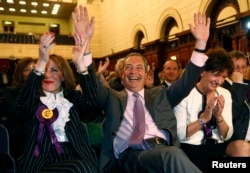 Найджел Фарадж и его однопартийцы празднуют успех на выборах в Европарламент. 25 мая 2014 года