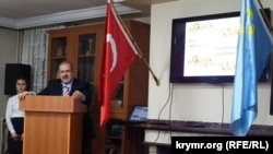 Лидер крымских татар Рефат Чубаров выступает в Турции перед представителями крымско-татарской диаспоры.