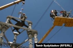 Кыргызстандагы электр тармагынын жумушчулары иш маалында.