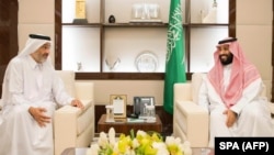 Сауд Арабиянын мураскер ханзаадасы Мохаммед бин Салман (оңдо) Катардын чабарманы Абдуллах бин Али бин Яссим ал-Тани менен 17-августта Жидда шаарында жолуккан.
