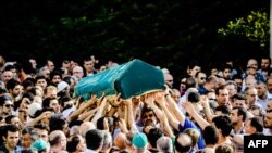 Ататүрік әуежайындағы шабуылдан қаза тапқан адамның жаназасы. Стамбул, 29 маусым 2016 жыл.