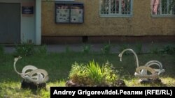 Двор отдела полиции "Танкодром" украшают всё те же кустарные изделия из покрышек. Внутри, помимо полиции, находится форпост чиновников, составляющих протоколы на ТСЖ