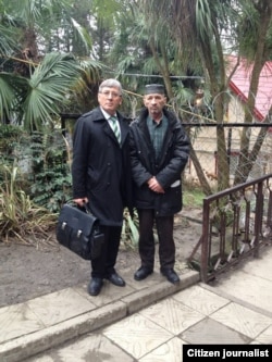 Advokat Dagir Hasavov ve Nedim Halilov (sağdan) filtratsion lagerde. Krasnodar ülkesi, Vardane qasabası, 2016 senesi dekabr ayı