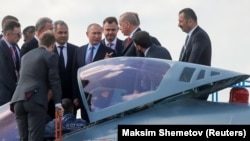 Путин менен Эрдоган «Сухой Су-57» аскер учагынын жанында. 27-август, 2019-жыл.