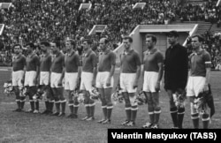 СССРдин курамасы (оңдон солго): Валентин Иванов, Лев Яшин, Владимир Кесарев, Виктор Понедельник, Валентин Бубукин, Анатолий Масленкин, Виктор Царев, Анатолий Крутиков, Юрий Войнов, Слава Метревели жана Михаил Месхи. Москва ш. 1960-жылдын 1-июлу.