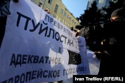 Одне з гасел під час «Маршу миру» у Москві, 21 вересня 2014 року