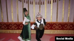 Наргиза Хажиева слева.