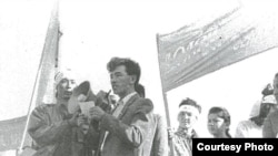 Поэт Мунайдар Балмолда читает свои стихи на митинге против празднования юбилея Уральского казачества. Уральск, 14 сентября 1991 года.