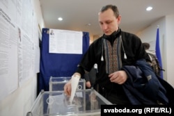Громадянин України голосує на виборах у посольстві, Мінськ, 31 березня 2019 року