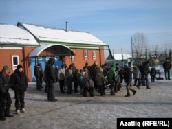 Мәчет ишегалдында малайлар ярыша