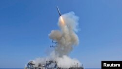 Есмінець з керованими ракетами USS Barry запускає крилату ракету Tomahawk з носа корабля в Середземному морі, 29 березня 2011 року