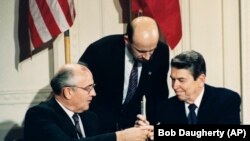 معاهده منع اسلحه هسته ای موسوم به آی اِن اِف در سال ۱۹۸۷ چهار سال پیش از فروپاشی اتحاد شوروی سابق در زمان جنگ سرد عقد شده است.