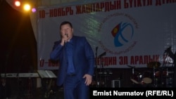 Ырчы Ош шаарындагы марафондо. 14-ноябрь, 2013-жыл